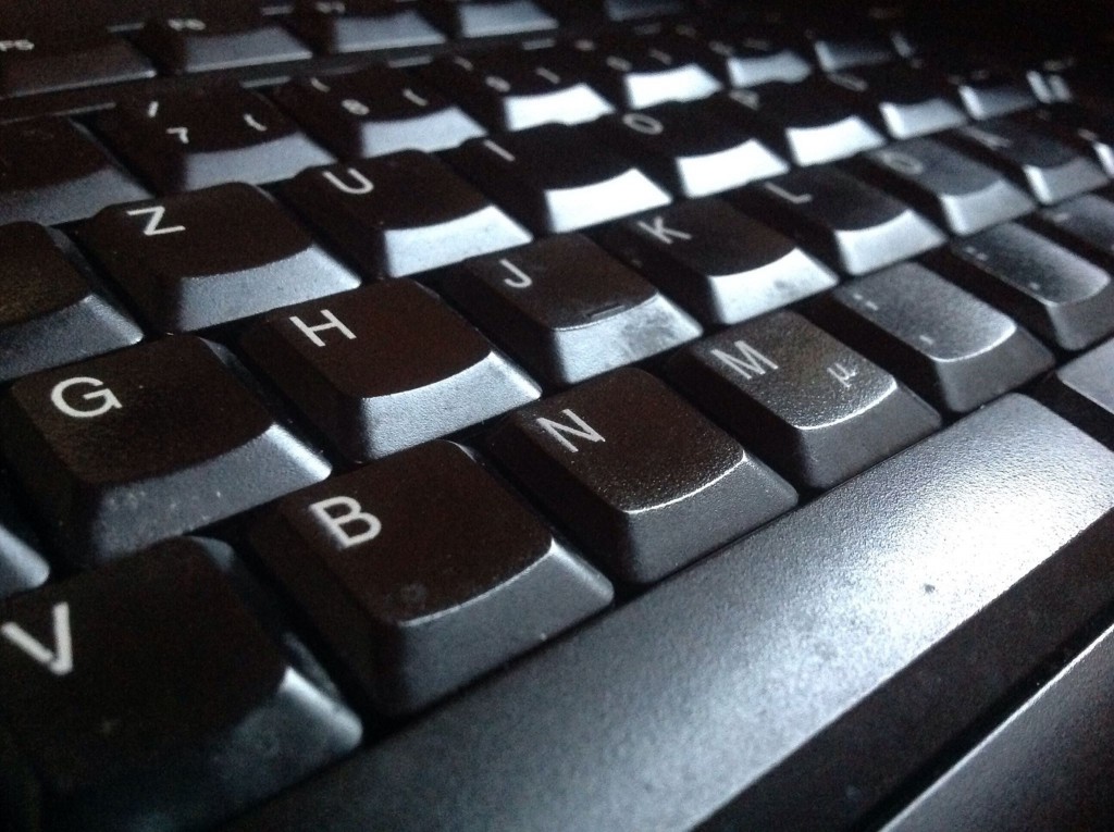 schwarze Tastatur mit weißen Buchstaben
